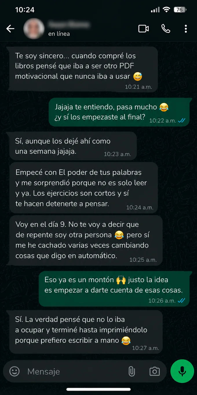 Captura de una conversación de WhatsApp: un cliente cuenta que pensó que no usaría los libros, que va en el día 9 de El poder de tus palabras y que terminó imprimiéndolo