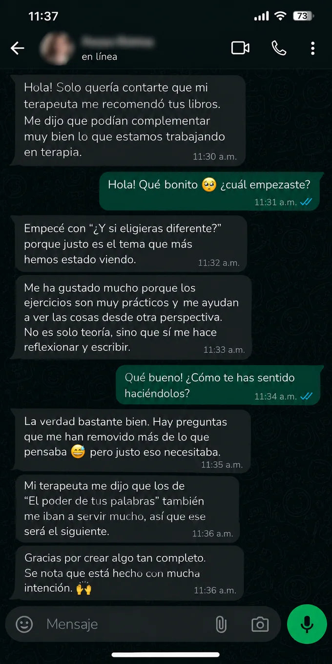 Captura de una conversación de WhatsApp: una clienta cuenta que su terapeuta le recomendó los libros y que empezó con ¿Y si eligieras diferente?
