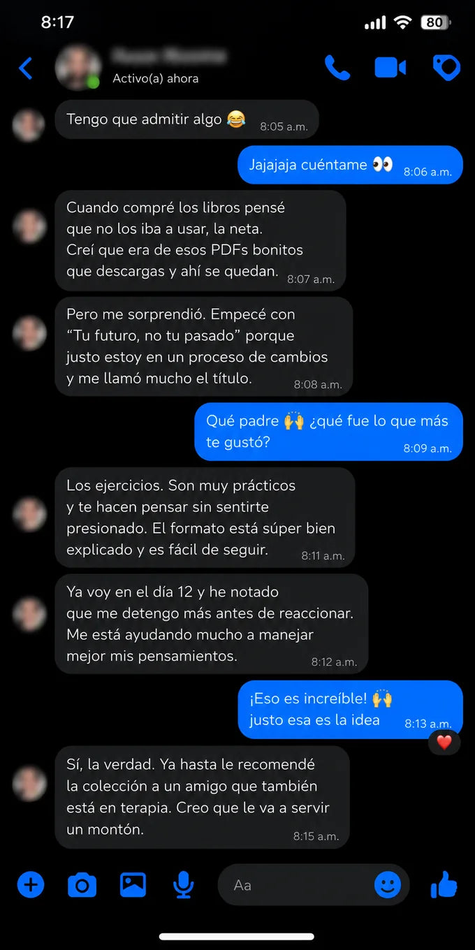 Captura de una conversación de Messenger: un cliente cuenta que creyó que no usaría los libros, que empezó con Tu futuro, no tu pasado y que va en el día 12