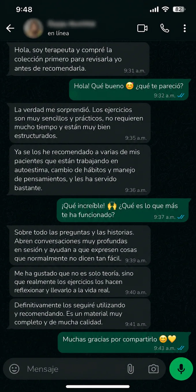 Captura de una conversación de WhatsApp: una terapeuta cuenta que revisó la colección antes de recomendarla y que las preguntas y las historias abren conversaciones profundas en sesión